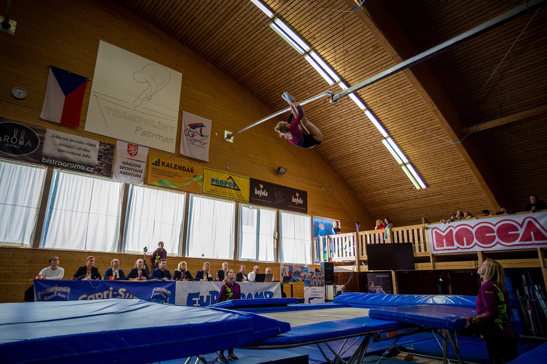 Závodnice na trampolíně během závodu